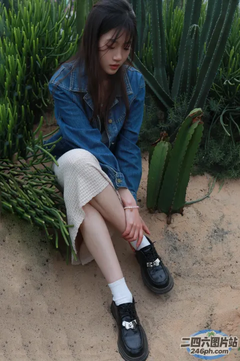 阿拉法德女人坐在地上，双叉