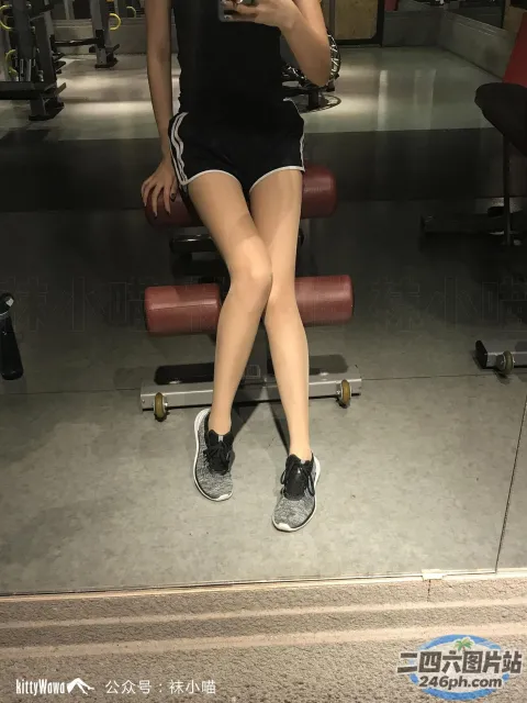 健身房的长凳上坐着一个女人