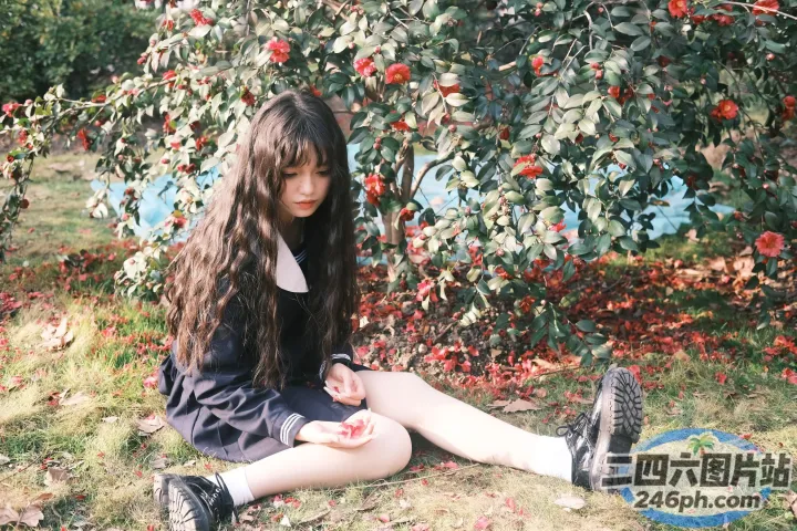 坐在树前地上的阿拉菲德女孩