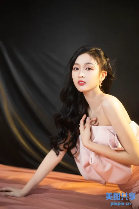 坐在床上的穿着粉色连衣裙的阿拉夫女人