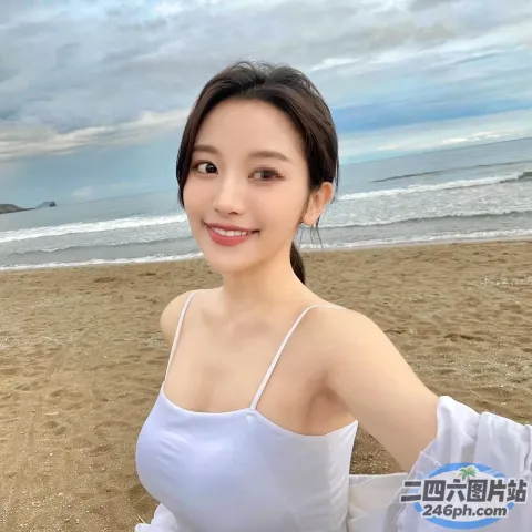 海滩上穿着白色上衣的 arafed 女士与杂志