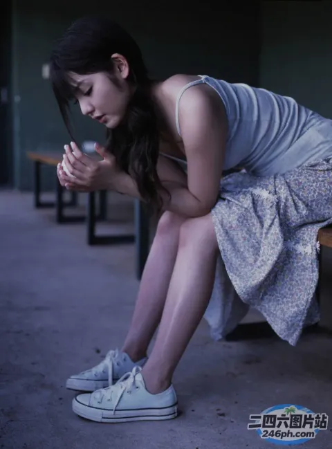 有一个女人穿着鞋子坐在长凳上