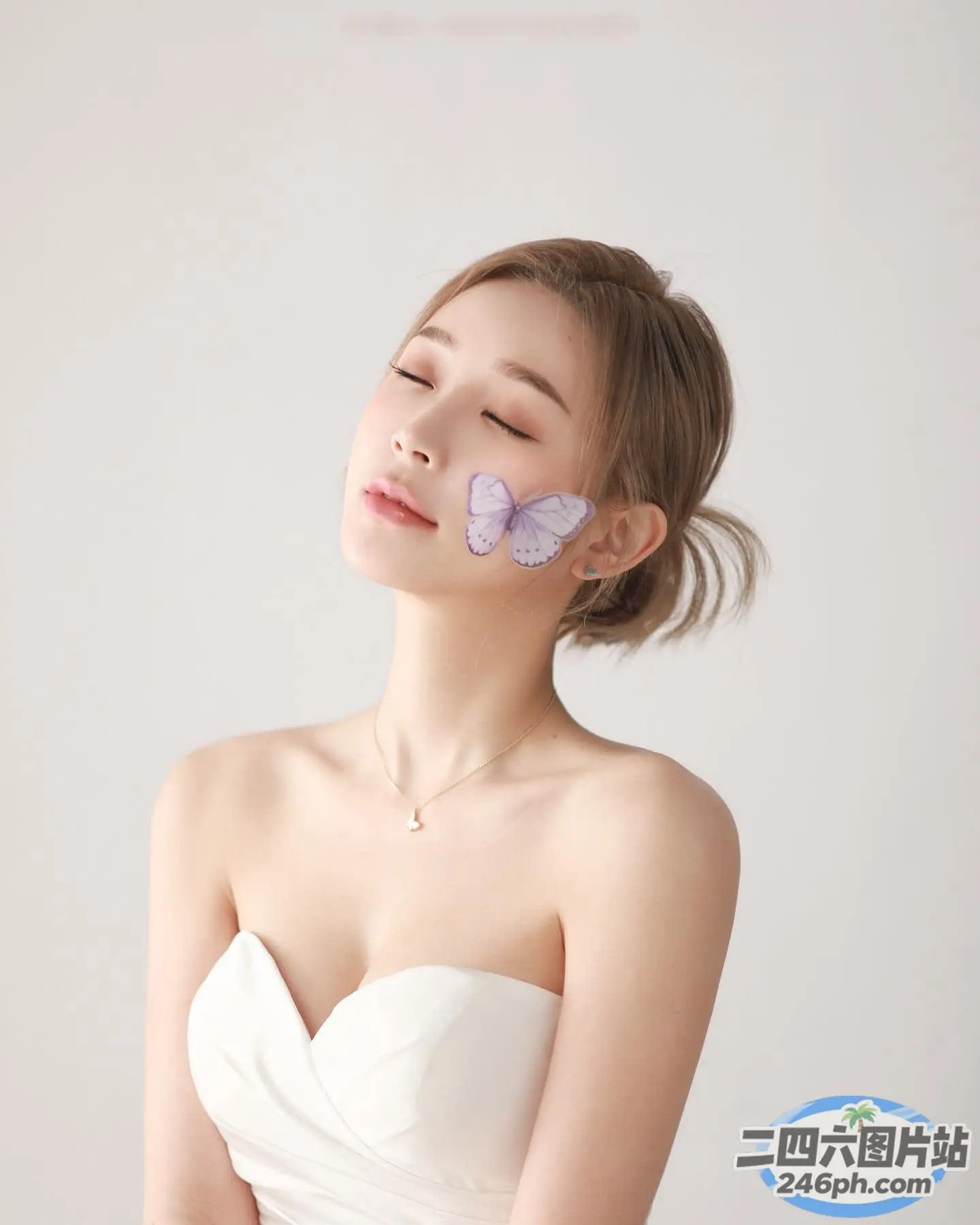 穿着白色连衣裙，鼻子上挂着一朵花的 arafed 女人