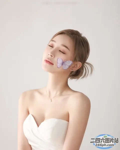 穿着白色连衣裙，鼻子上挂着一朵花的 arafed 女人