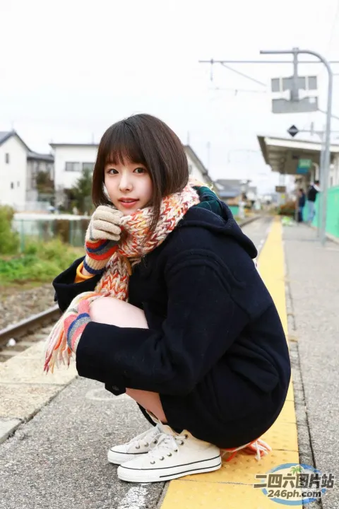 戴着围巾坐在火车月台上的阿拉夫德女人