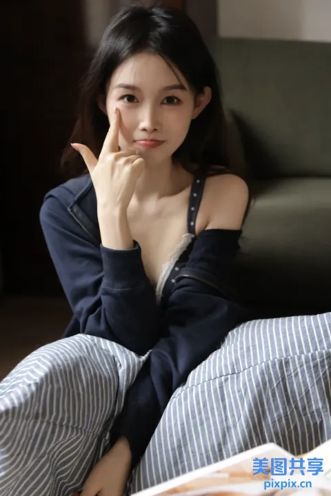 有个女人坐在床上，手里拿着一本书