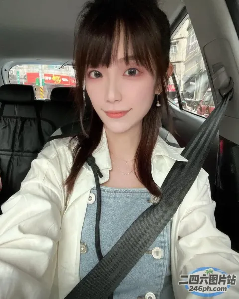 拉菲女子坐在系着黑色安全带的汽车里