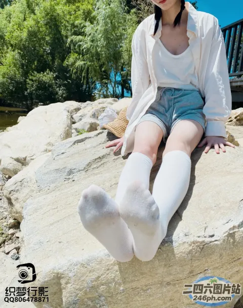 阿拉菲坐在一块岩石上，双腿交叉，双叉