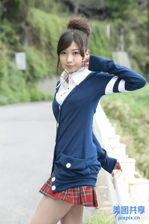 一位身穿校服的女子摆姿势拍照的特写