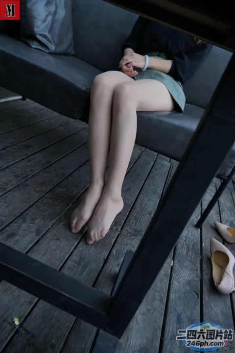 有个女人躺在沙发上，双腿交叉