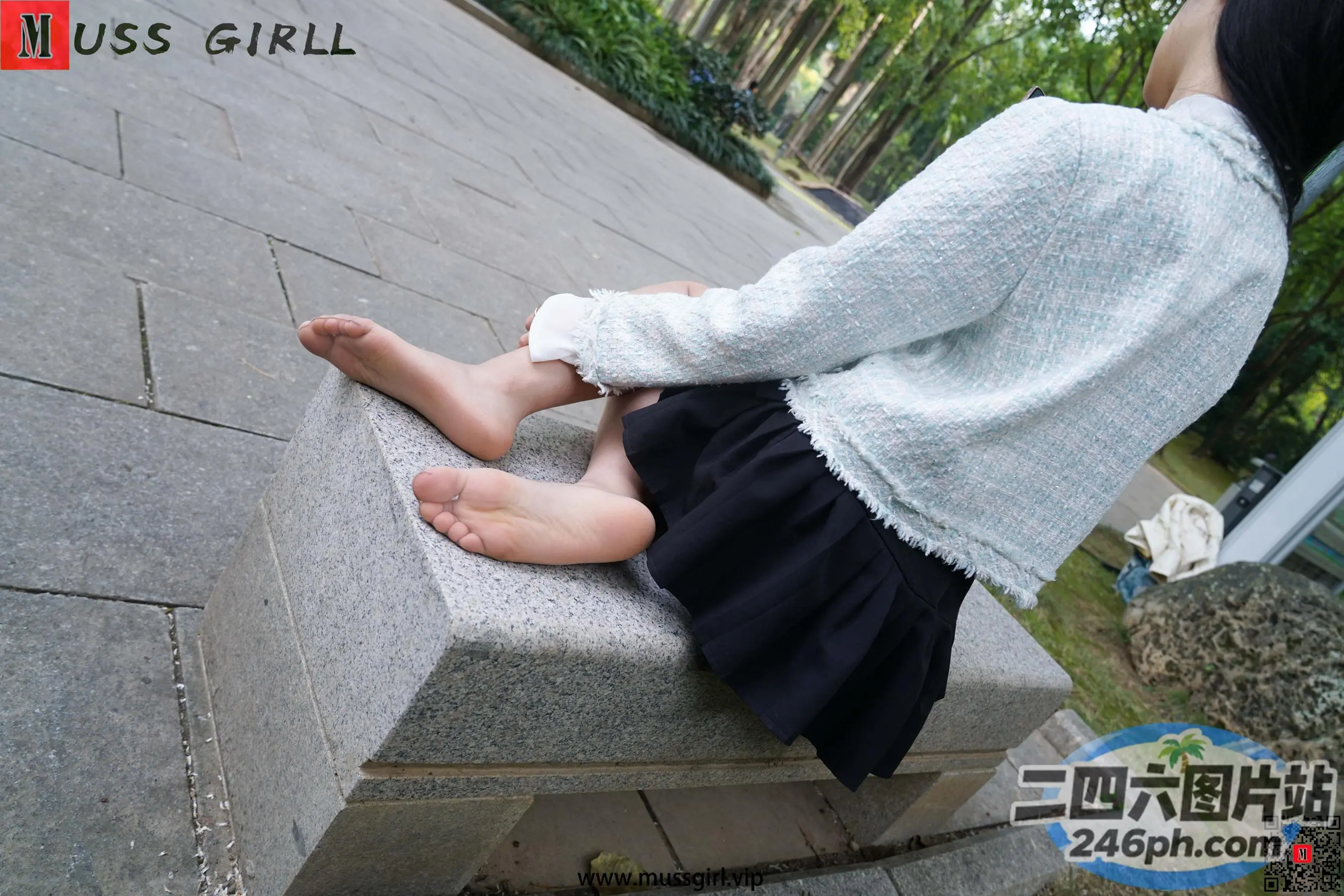 有个女人坐在长凳上，双脚着地