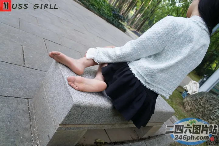有个女人坐在长凳上，双脚着地