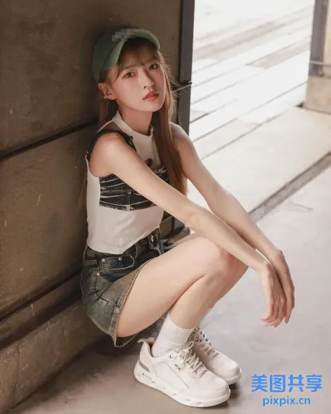 一个戴着帽子坐在墙上的女人