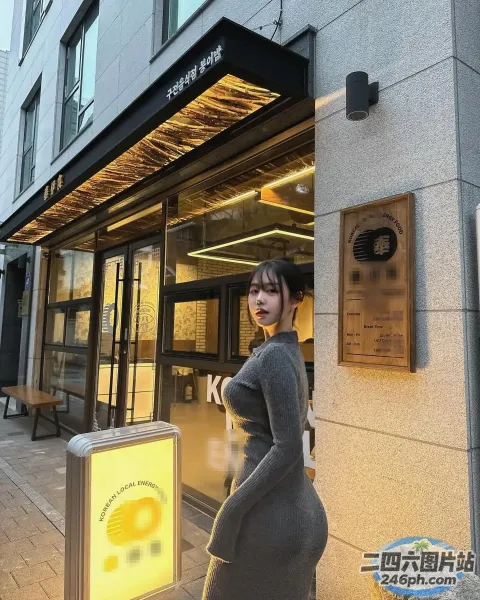 站在建筑物外的 Araffe 女子