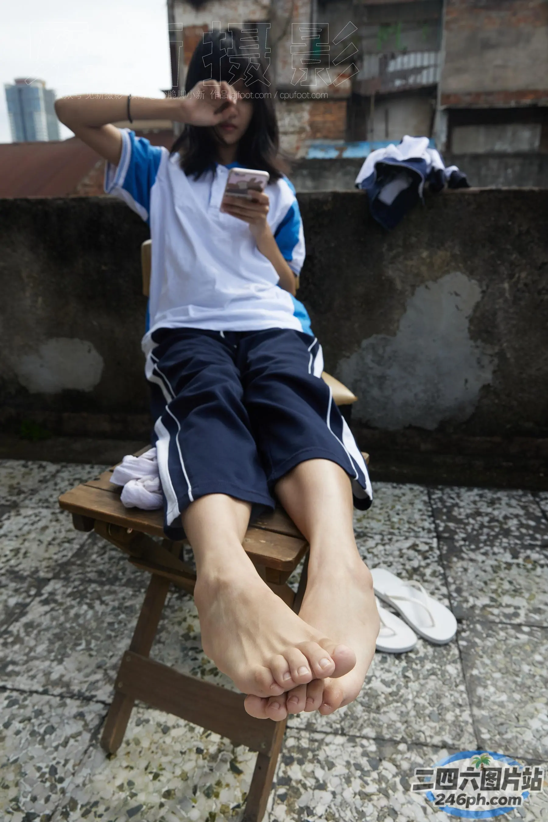 有个女人坐在椅子上，双脚抬起