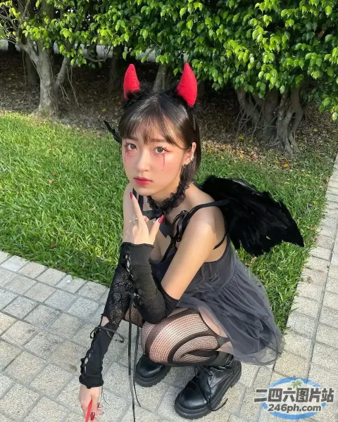 地上跪着一个穿着戏服的女人
