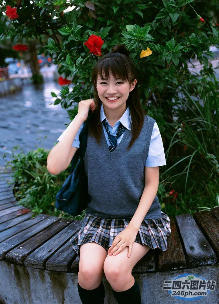 穿着校服坐在长凳上的 arafed 亚洲女孩