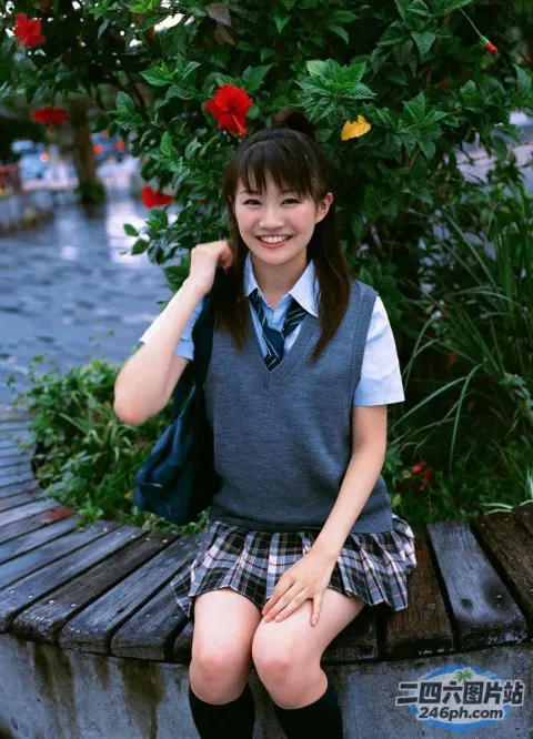 穿着校服坐在长凳上的 arafed 亚洲女孩