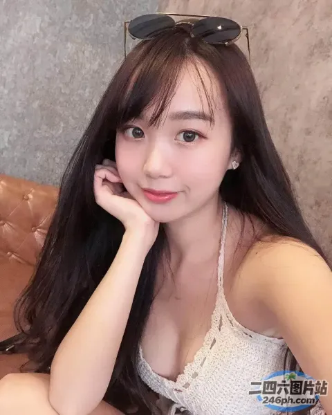 戴墨镜的长发女人的特写