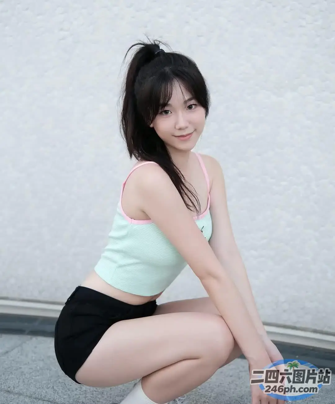 穿着短裙的亚洲女人蹲下来看书