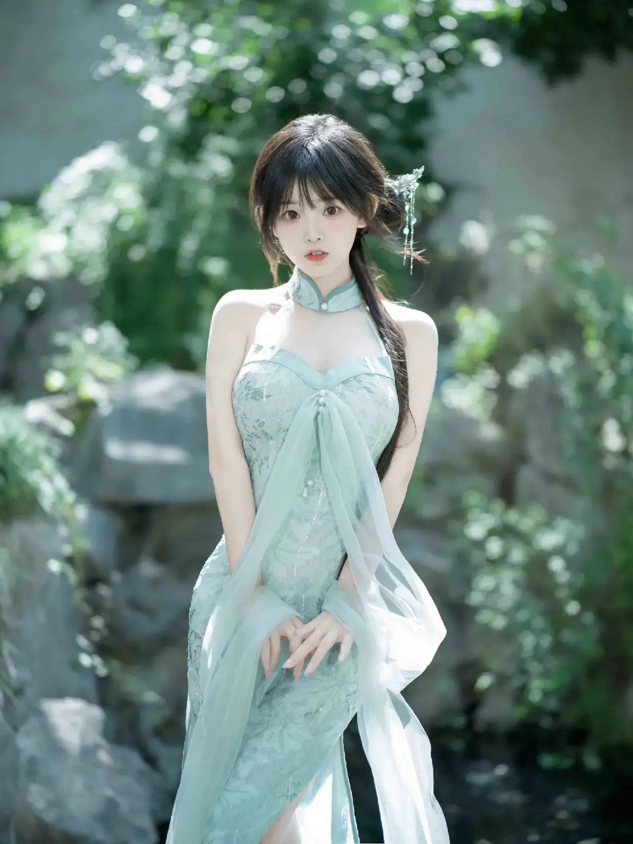 一个穿着裙子的女人摆姿势拍照的特写