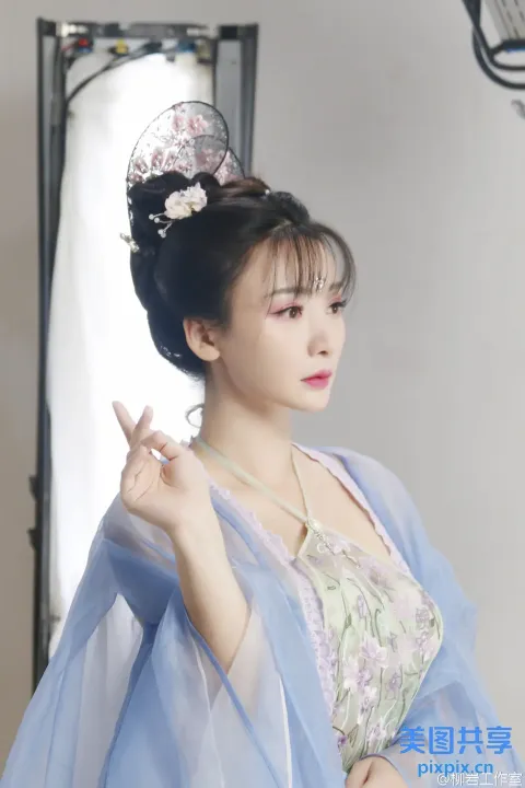 身穿蓝色和服的阿拉菲女人，头戴一条珍珠项链