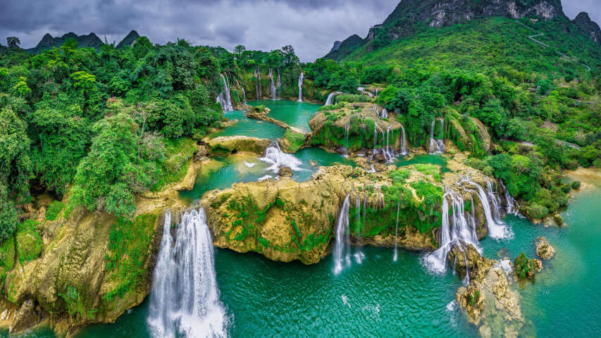 瀑布的 arafed 视图，中间有一个大瀑布