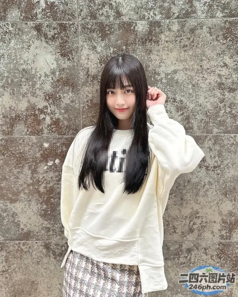 黑色长发的 Arafed 女人，穿着白色运动衫和格子裙