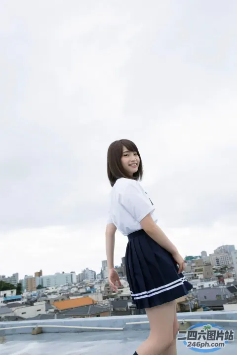 身穿短裙和白衬衫的亚洲女子站在窗台上