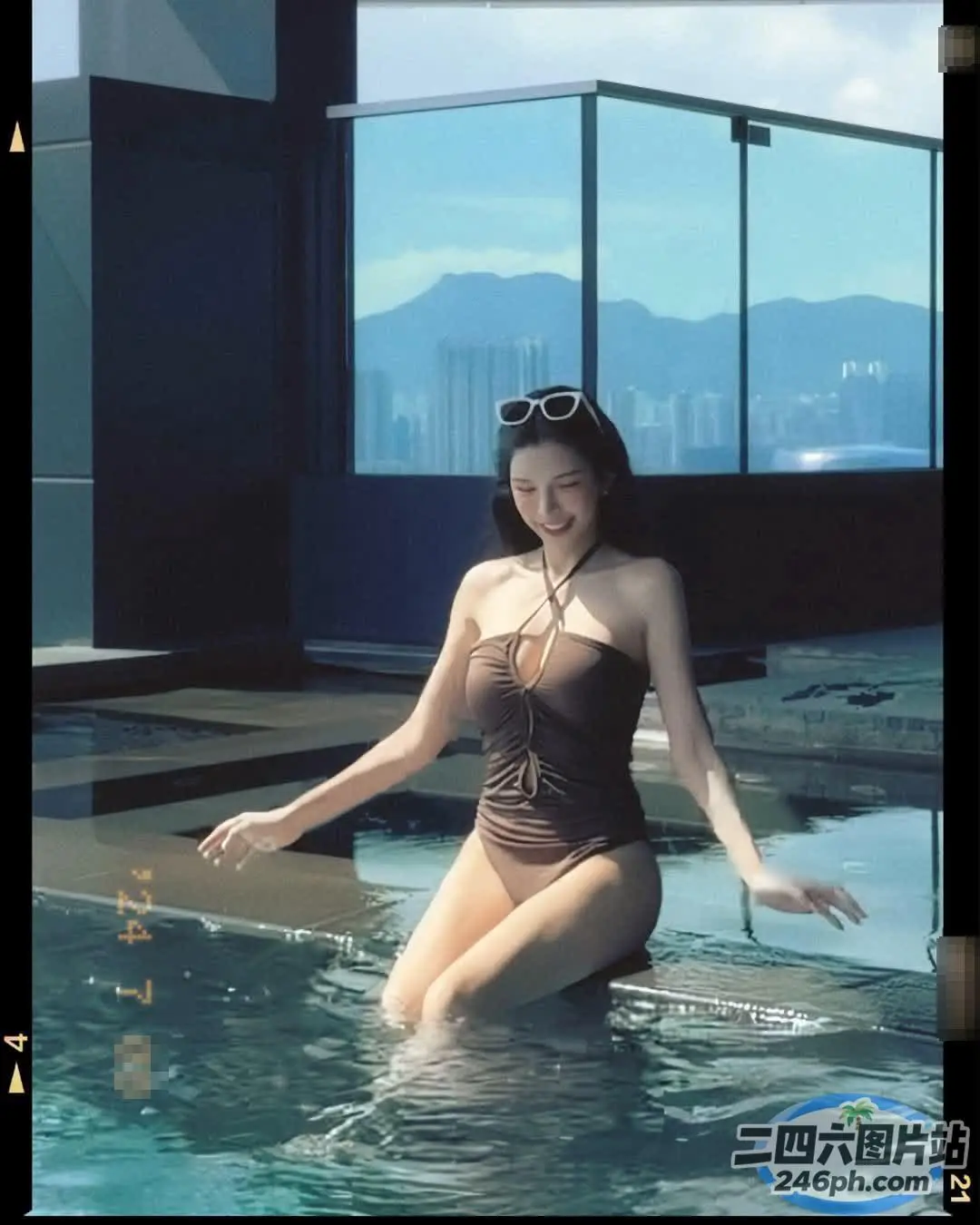穿着泳衣坐在游泳池里的 arafed 女人