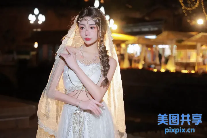 身穿白色婚纱的 Araffe 女子合影留念