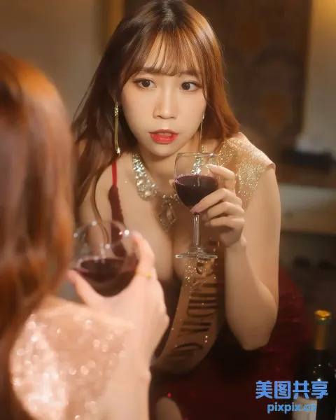 有个女人手里拿着酒杯