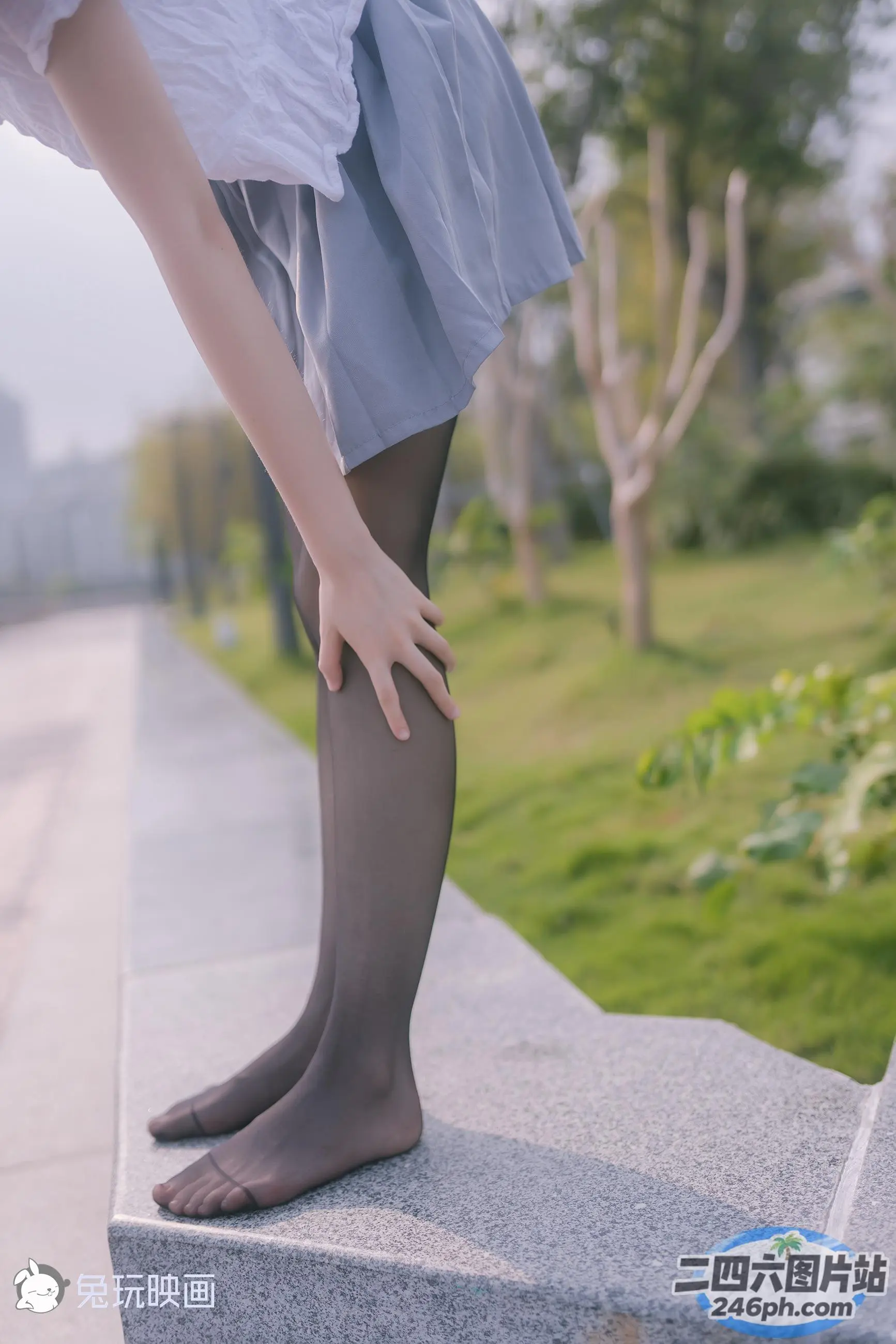有一个女人站在窗台上，双腿交叉