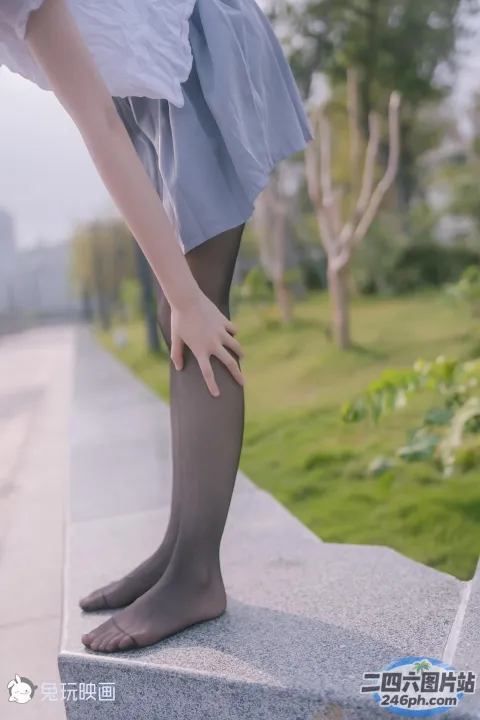 有一个女人站在窗台上，双腿交叉