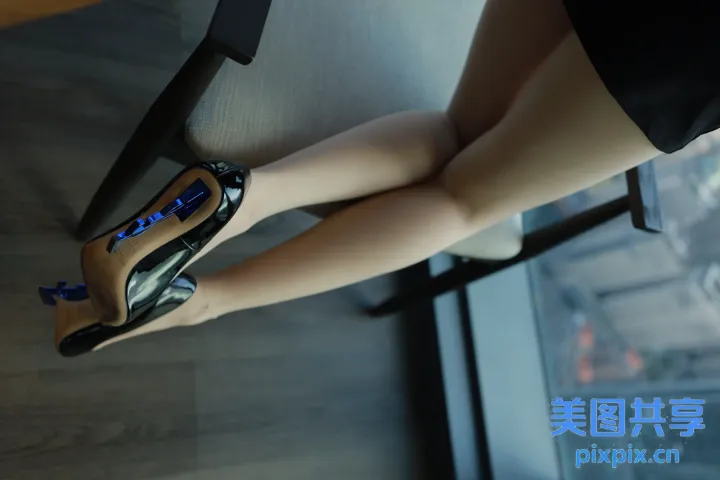 椅子上坐着一个穿着高跟鞋的女人的腿