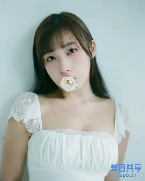 阿拉菲亚洲女子 白裙 兜兜兜