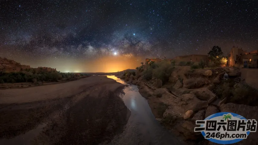 河上的星空和开着灯的房子