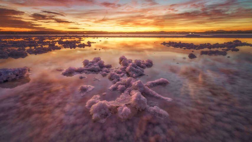 盐湖的 arafed 景观，背景是日落