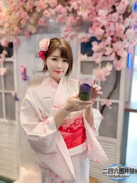 身着和服的 Araffe 手里拿着一杯茶