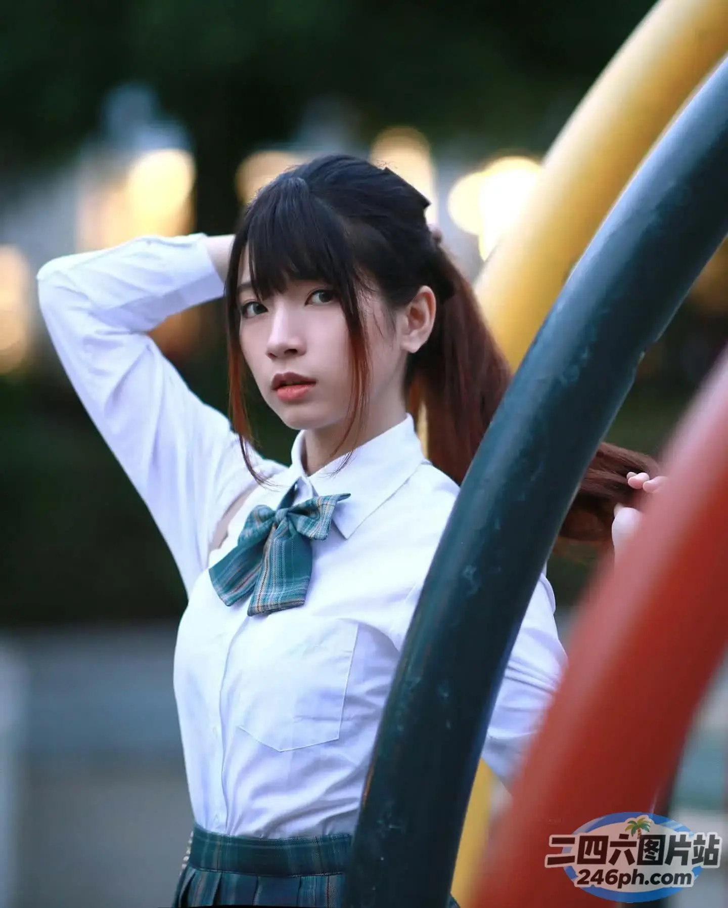 有一个女人站在场旁边
