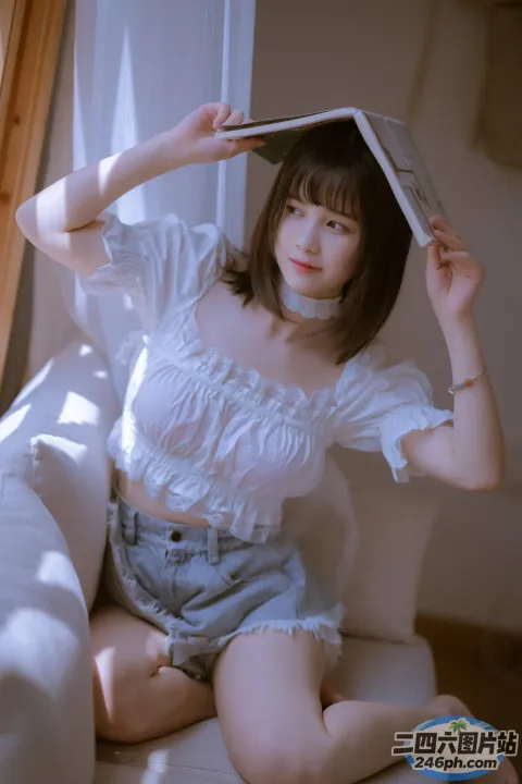 阿拉菲女人坐在沙发上，头上顶着一本书