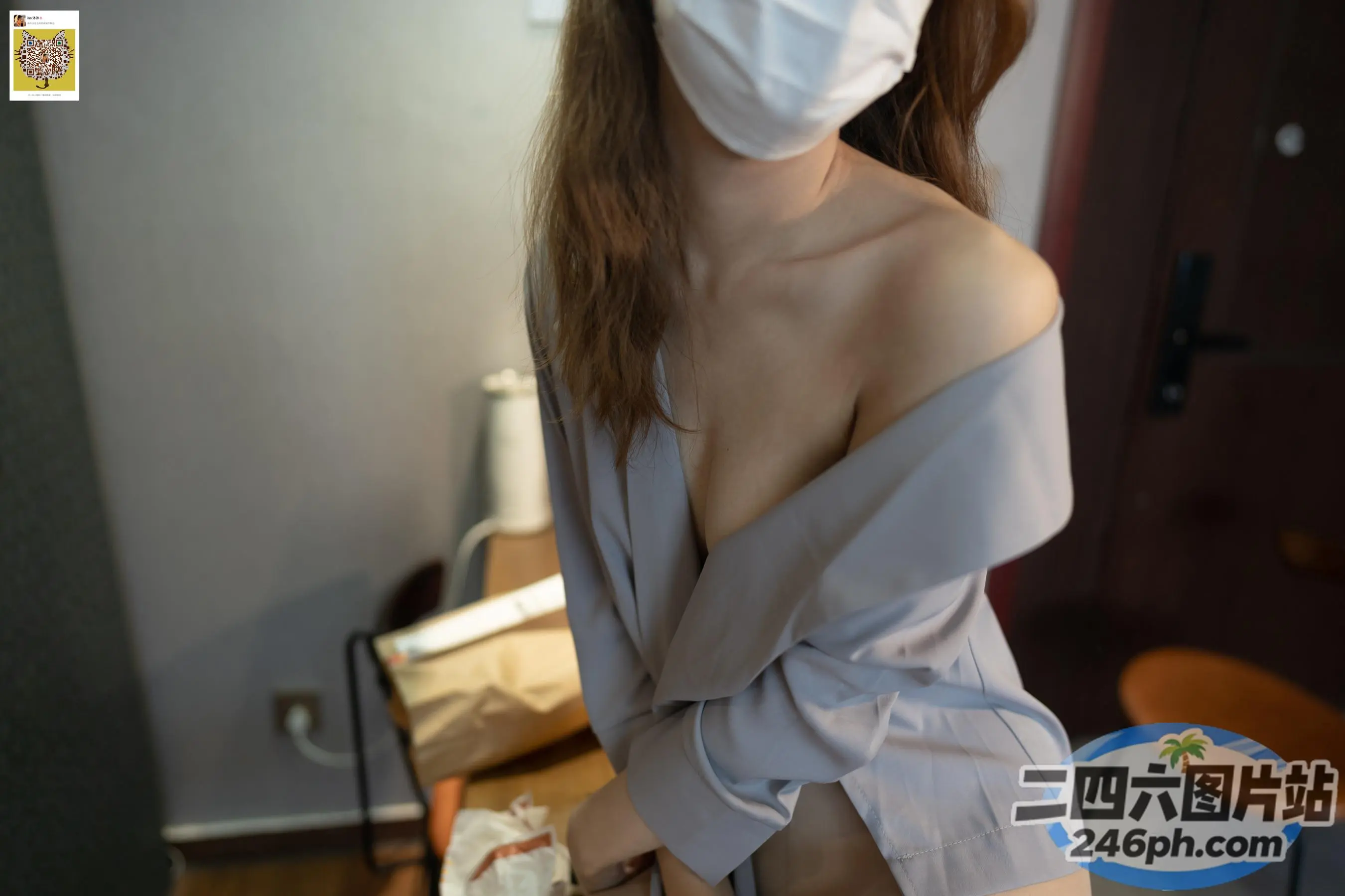 戴着面具和衬衫的 arafed 女人正在摆姿势拍照