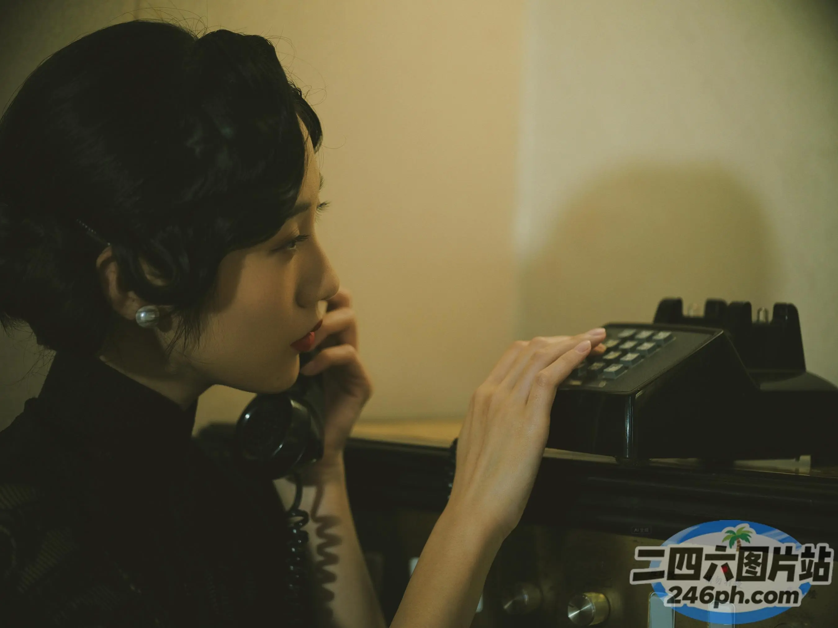 女子一边把电话放在耳边一边打电话