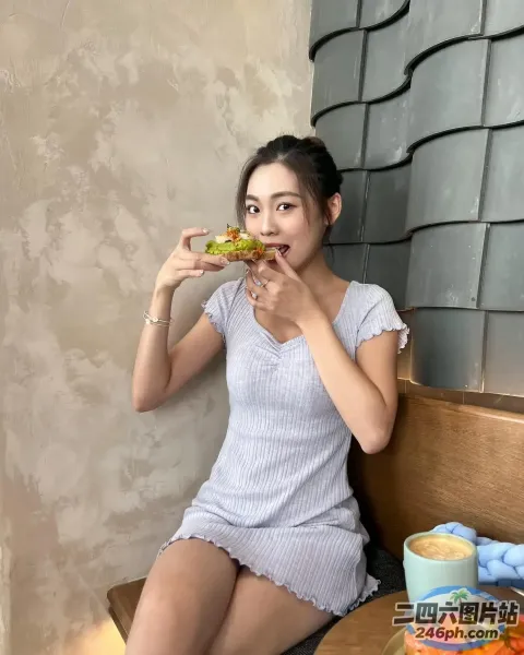 有个女人坐在长凳上吃三明治