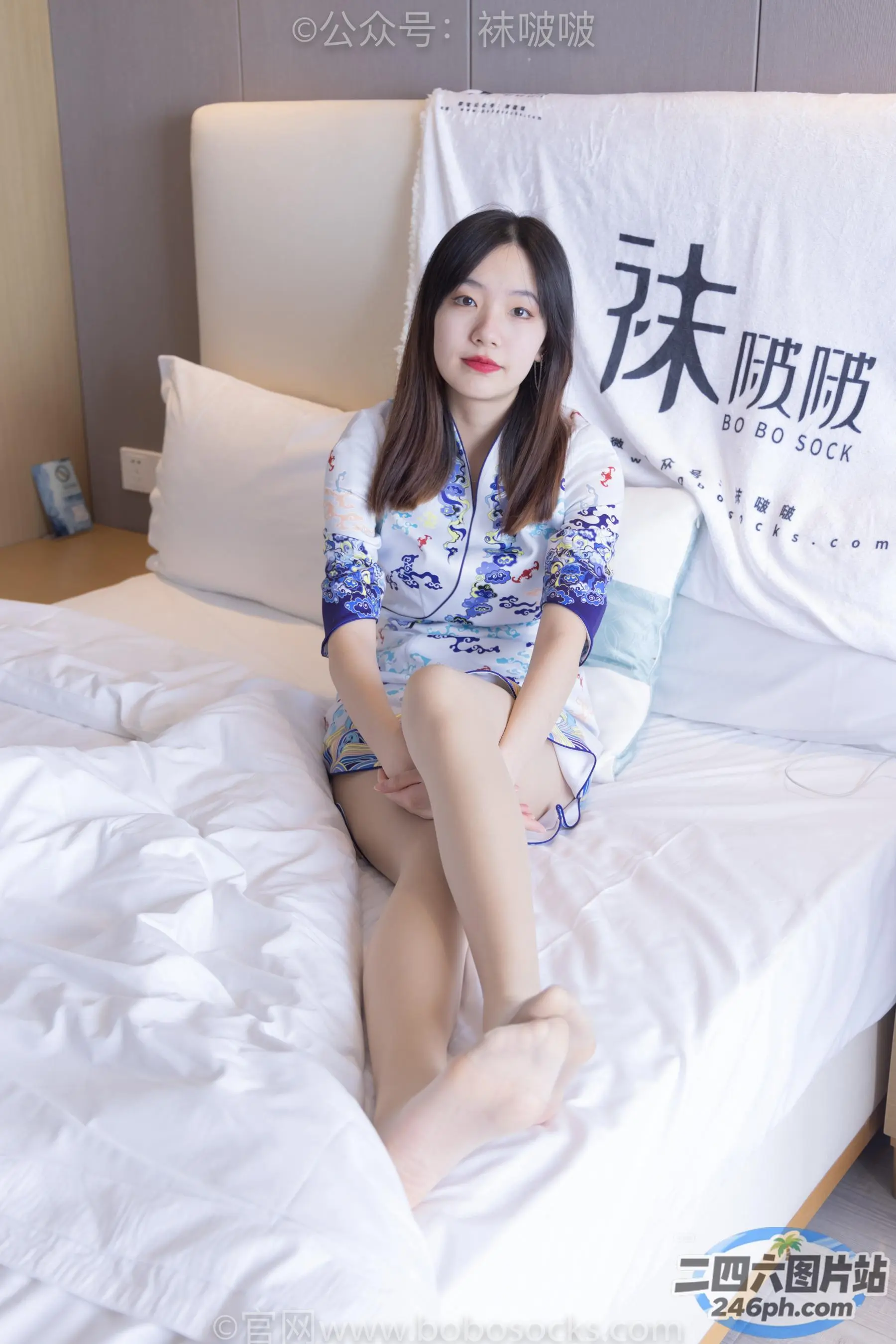 阿拉夫德女人坐在床上，手里拿着枕头和枕头