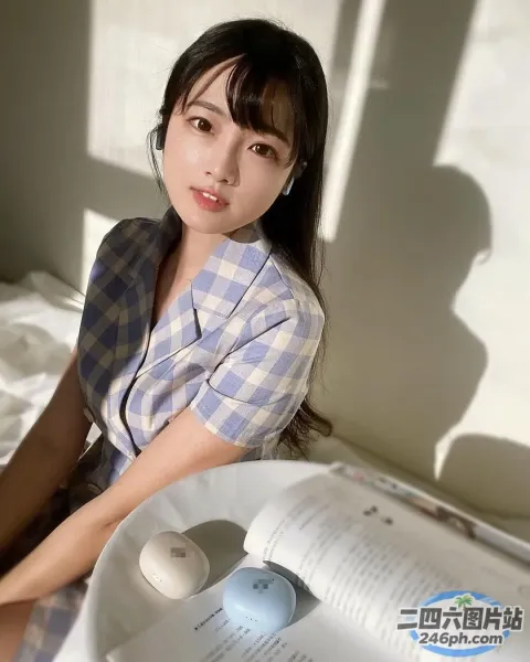 一个人坐在床上拿着一本书的特写