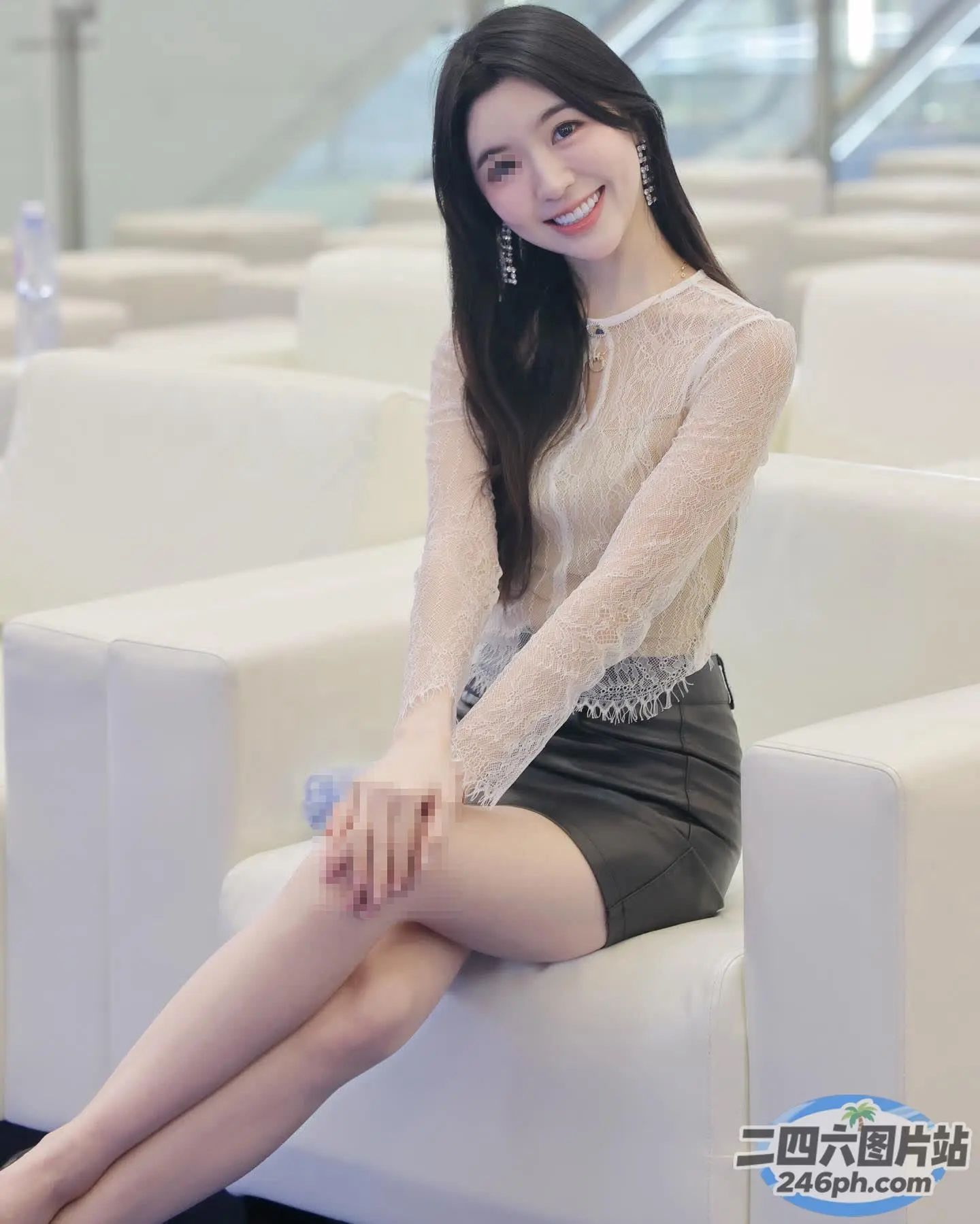 坐在房间里白色沙发上的阿拉菲女人