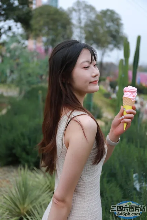 阿拉菲女人手里拿着一个粉红色的冰淇淋甜筒