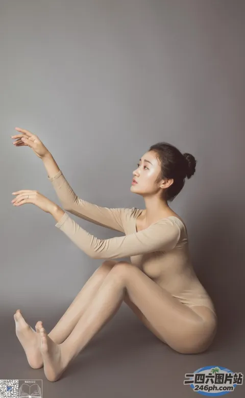 坐在地板上穿着裸体豹子的 arafed 女人