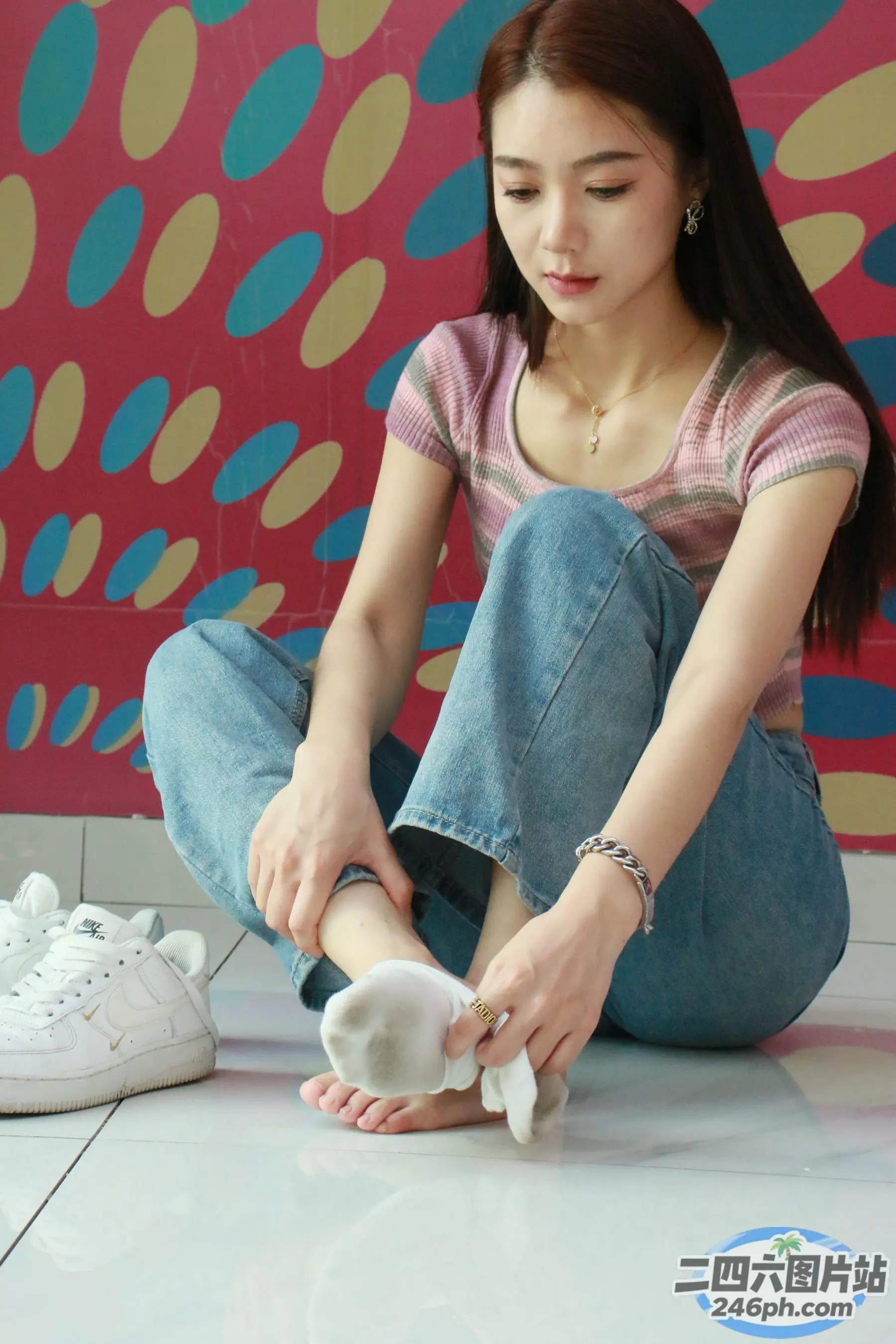 一个女人坐在地板上系鞋带